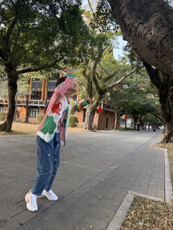 昭昭在古榕下 Zhaozhao posing under ancient banyan trees