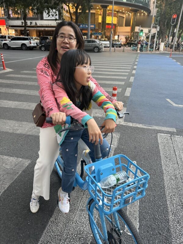 三人两车的发明创造 The two-bike invention - Mom and Zhaozhao on shared bike