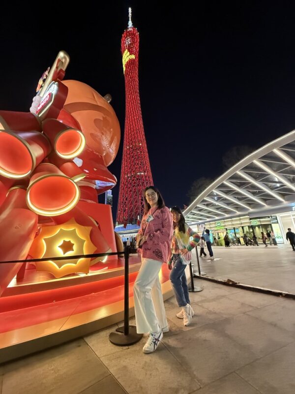 广州塔广场年味装饰 Mom and Zhaozhao with Spring Festival decorations at Canton Tower plaza