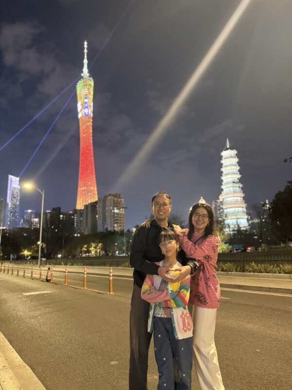 全家与广州塔激光夜景 Family of three with Canton Tower, pagoda and laser beams