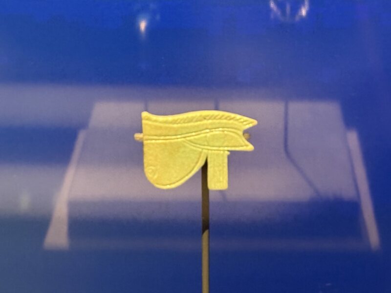 荷鲁斯之眼金护符 Golden Eye of Horus amulet close-up