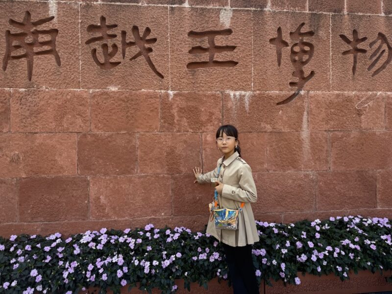 昭昭在南越王博物馆正门 Zhaozhao at the museum red sandstone entrance