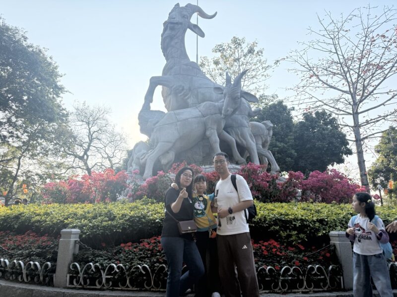 五羊石像前全家福