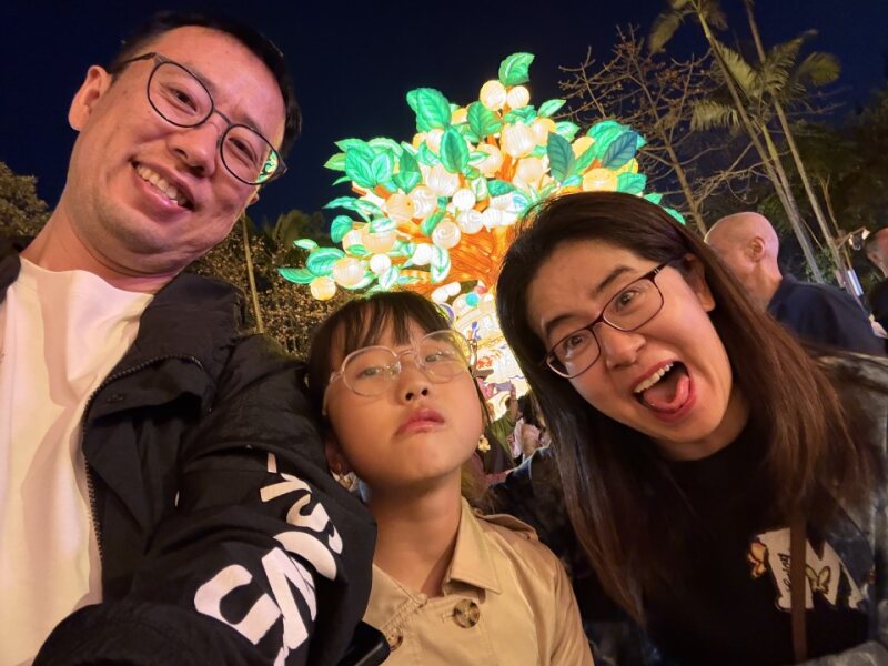 橘子树灯下全家福自拍