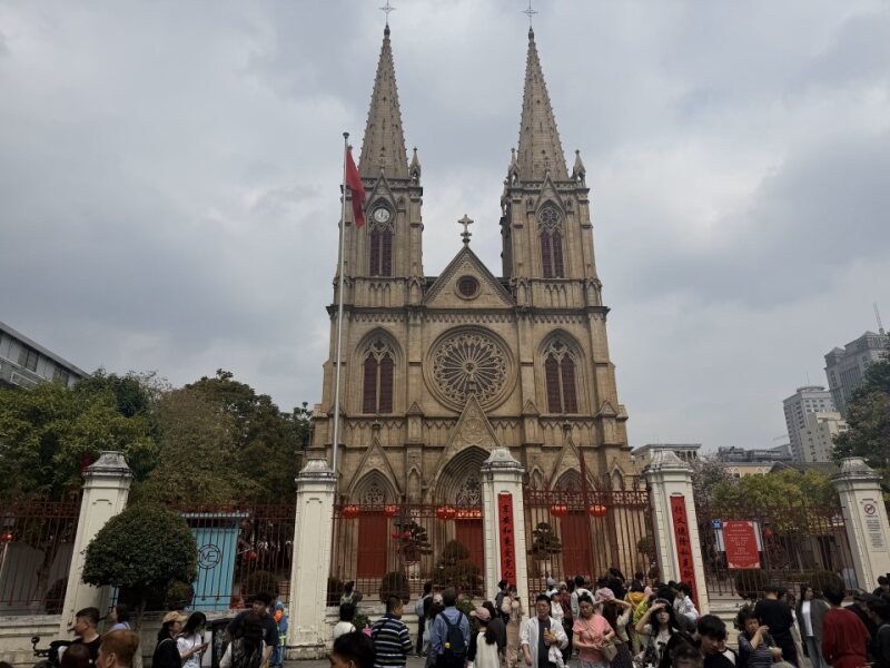 圣心大教堂正面全景 Sacred Heart Cathedral full facade with visitors