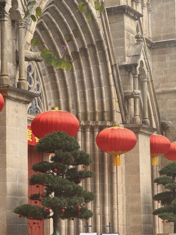 红灯笼映衬哥特拱门