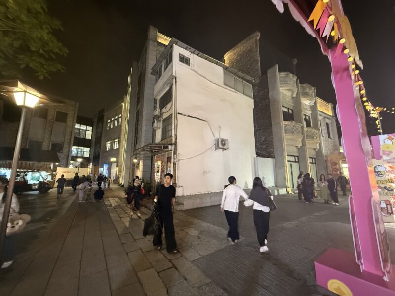 永庆坊夜景与白色祖屋