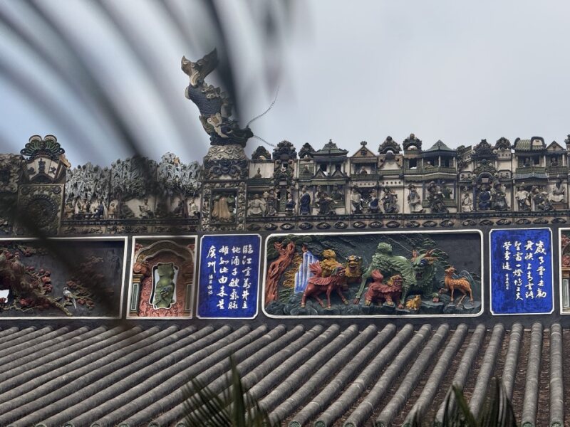 正脊陶塑 Roof ridge ceramic sculptures with colorful mythical beasts