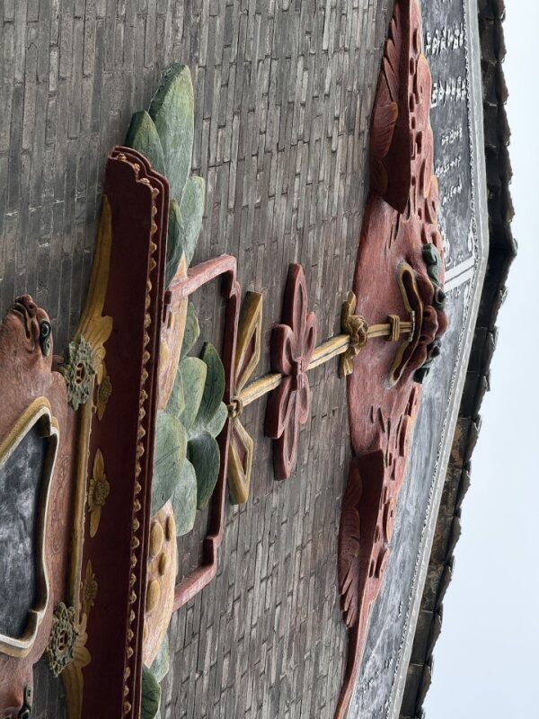 砖雕艺术 Intricate brick carving floral patterns