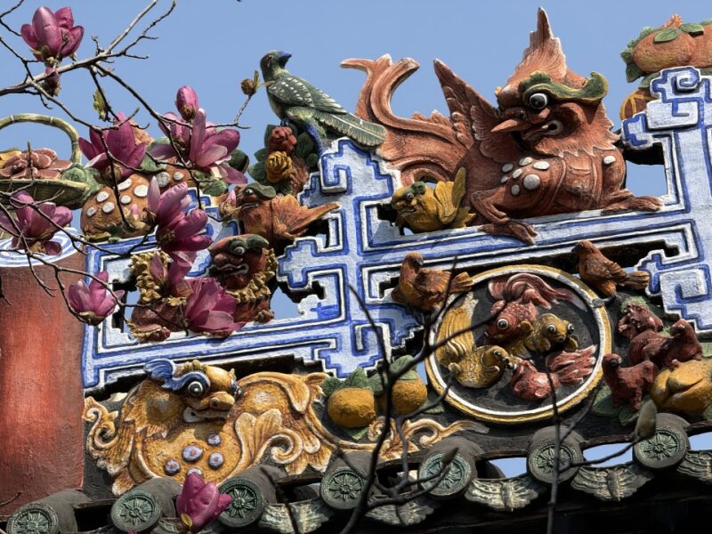 玉兰花与陶塑 Magnolia blossoms with ceramic ridge sculptures