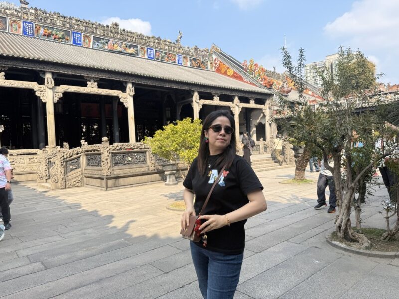 妈妈在陈家祠庭院 Mom in the Chen Clan courtyard