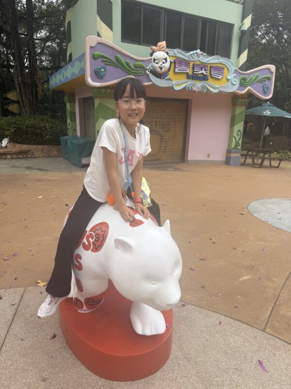 昭昭骑北极熊雕像 Zhaozhao riding polar bear statue at Chimelong entrance