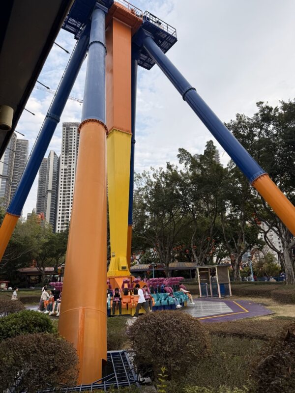 欢乐世界大摆锤 Giant pendulum ride at Happy World