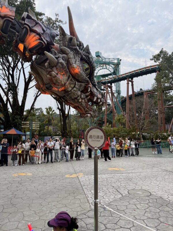 年兽花车巡游 The mechanical Nian beast parade float