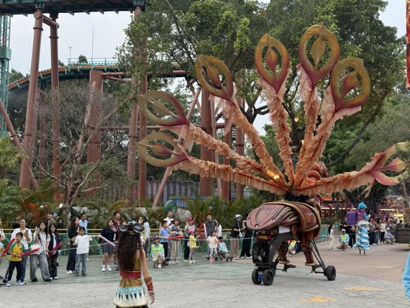 孔雀花车 Peacock parade float with acrobat dancer