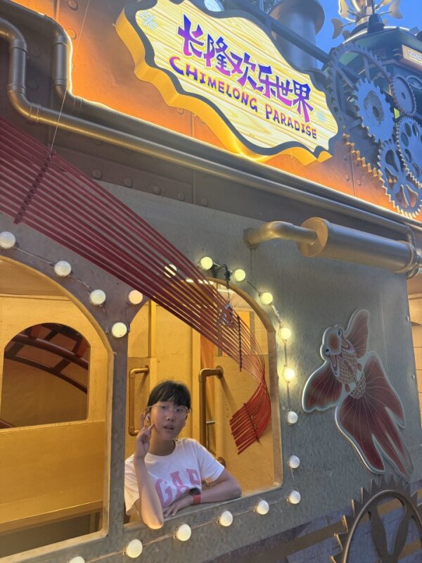 长隆欢乐世界入口夜景 Chimelong Happy World lit-up entrance at dusk