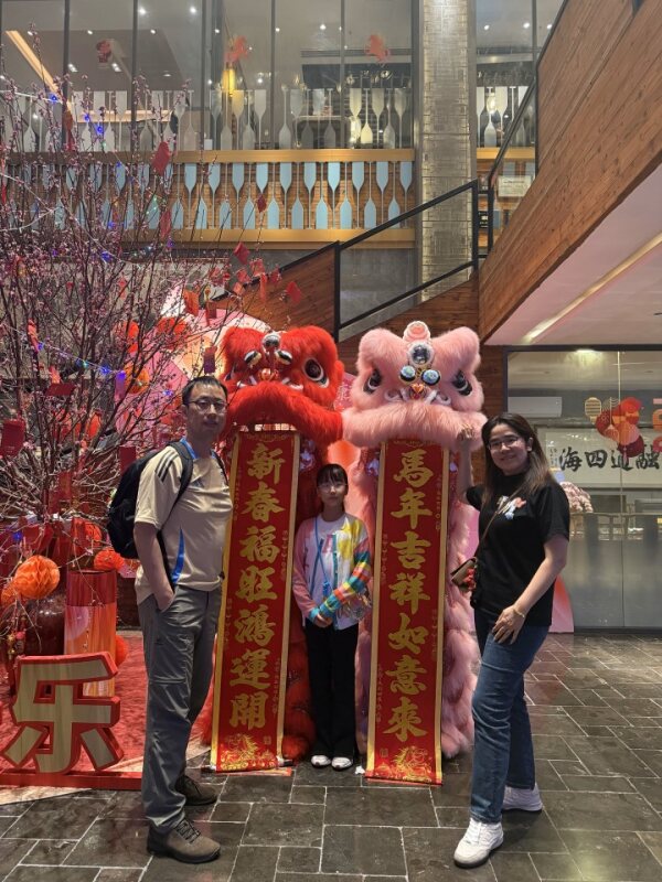 春节舞狮装饰合影 Family with lion dance decorations