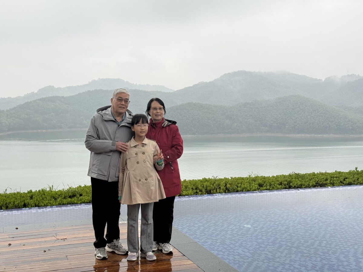 悦杉和爷爷奶奶在无边泳池边的正式合影 / Yueshan with her grandparents at the infinity pool — the formal shot