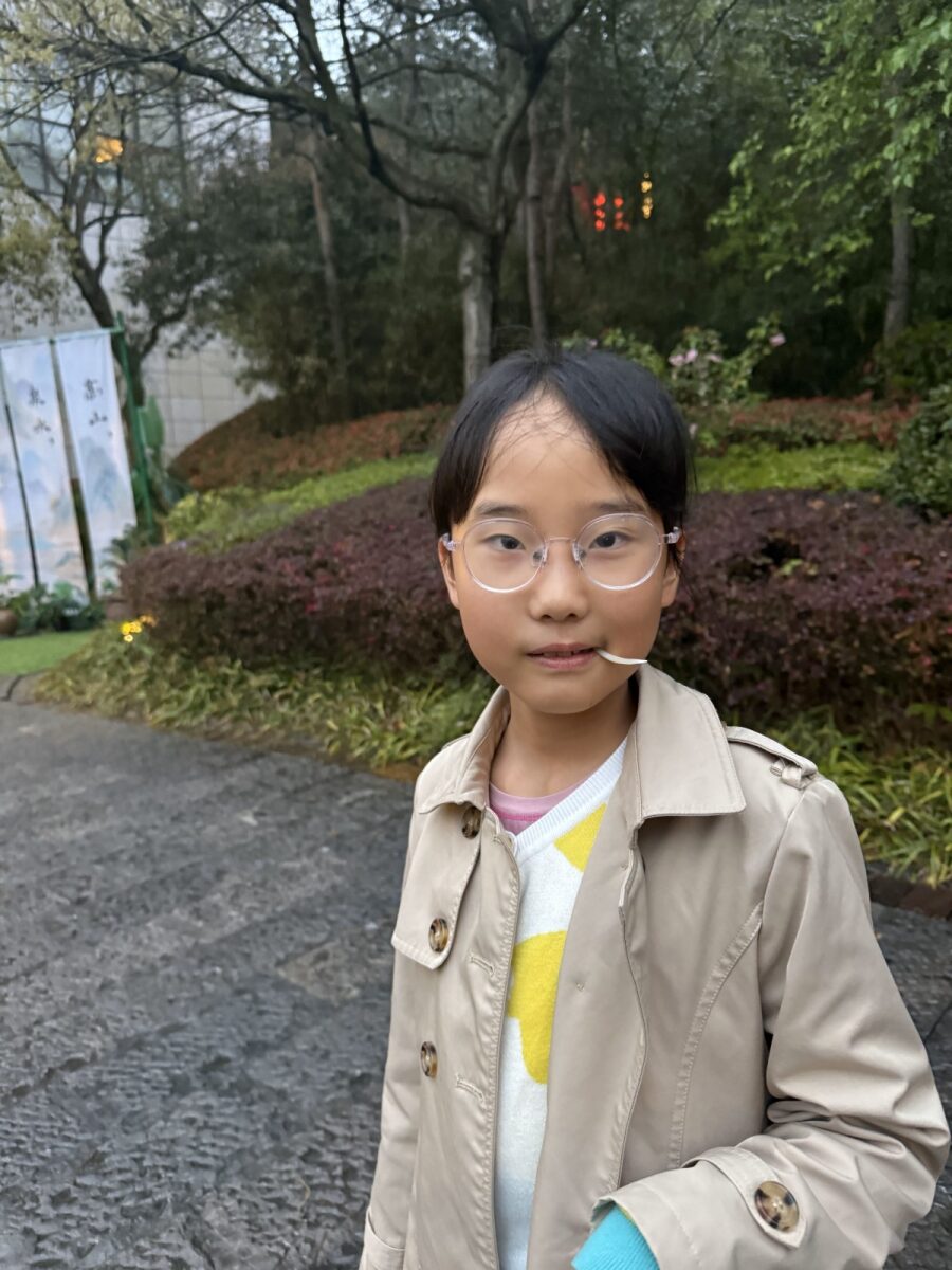 悦杉门口等大家 / Yueshan waiting at the door, very grown-up