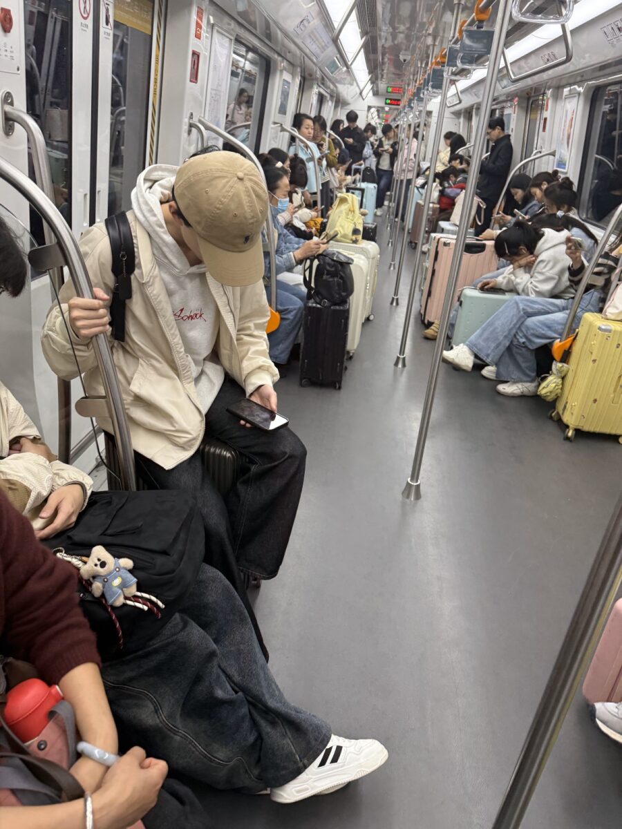 合肥地铁上，节日出行的人群和行李 / Holiday crowds on the Hefei metro, luggage everywhere