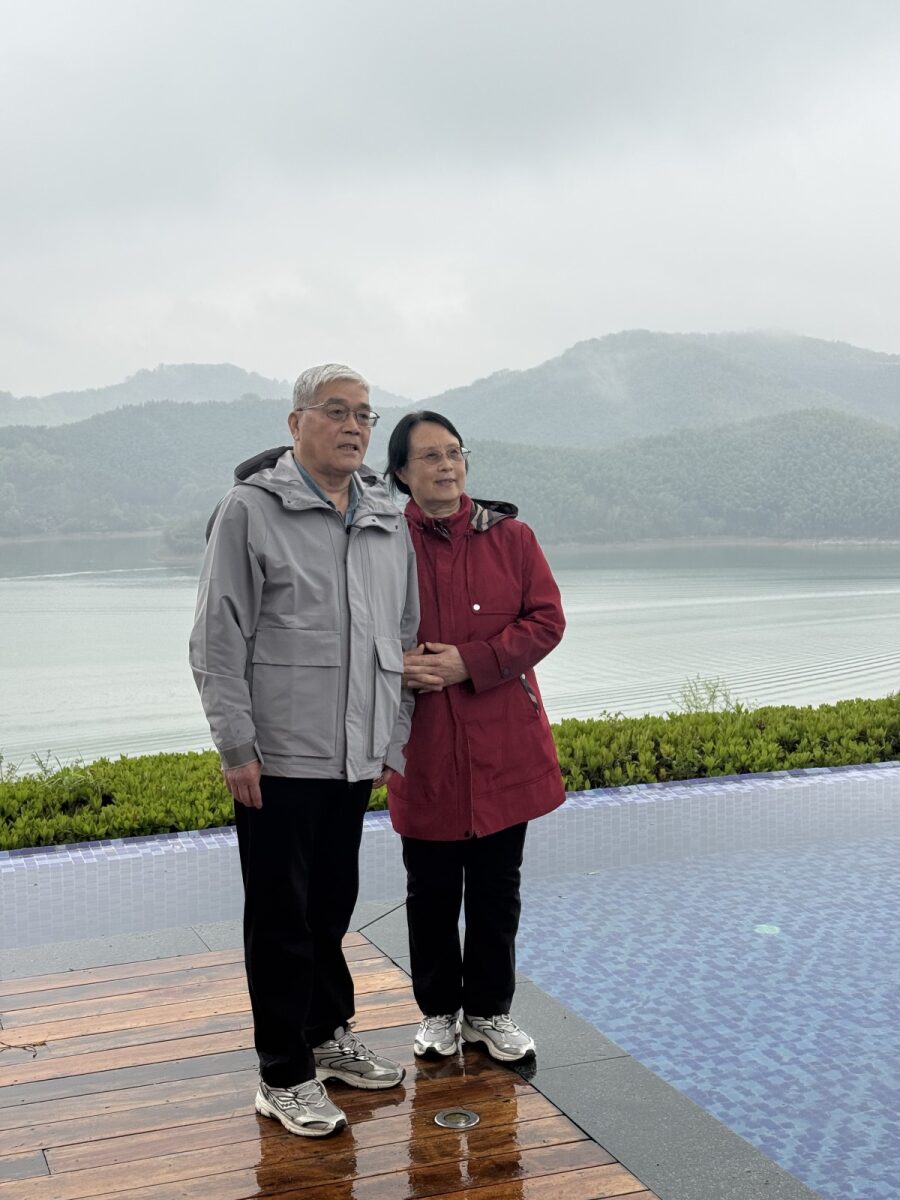 爸爸妈妈在天目湖无边泳池边 / Parents at the Tianmu Lake infinity pool