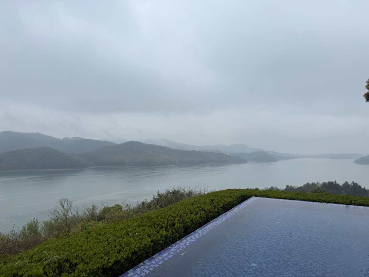 无边泳池面向天目湖的开阔湖景 / The infinity pool merging into the Tianmu Lake vista