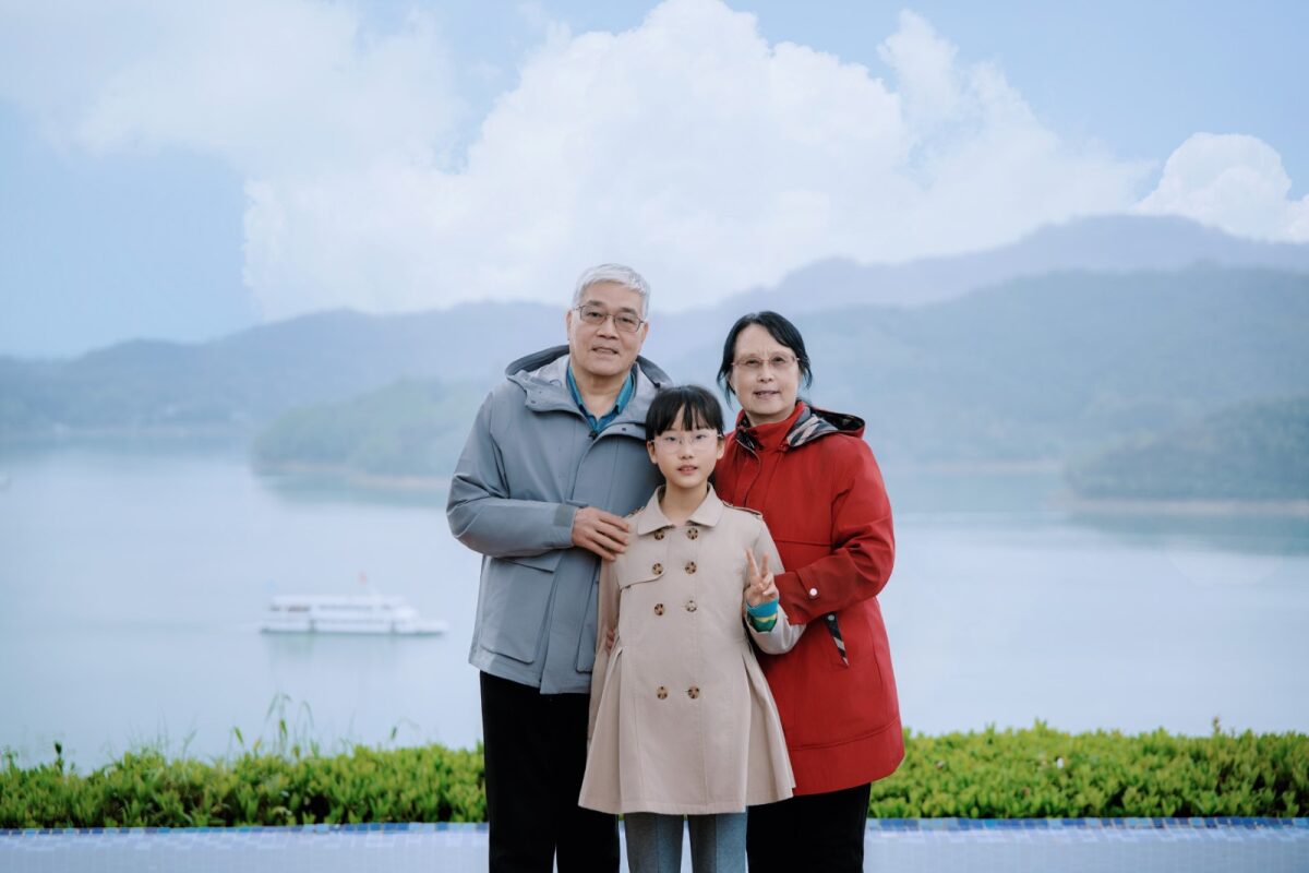 三代人合影 / Three generations — the professional portrait