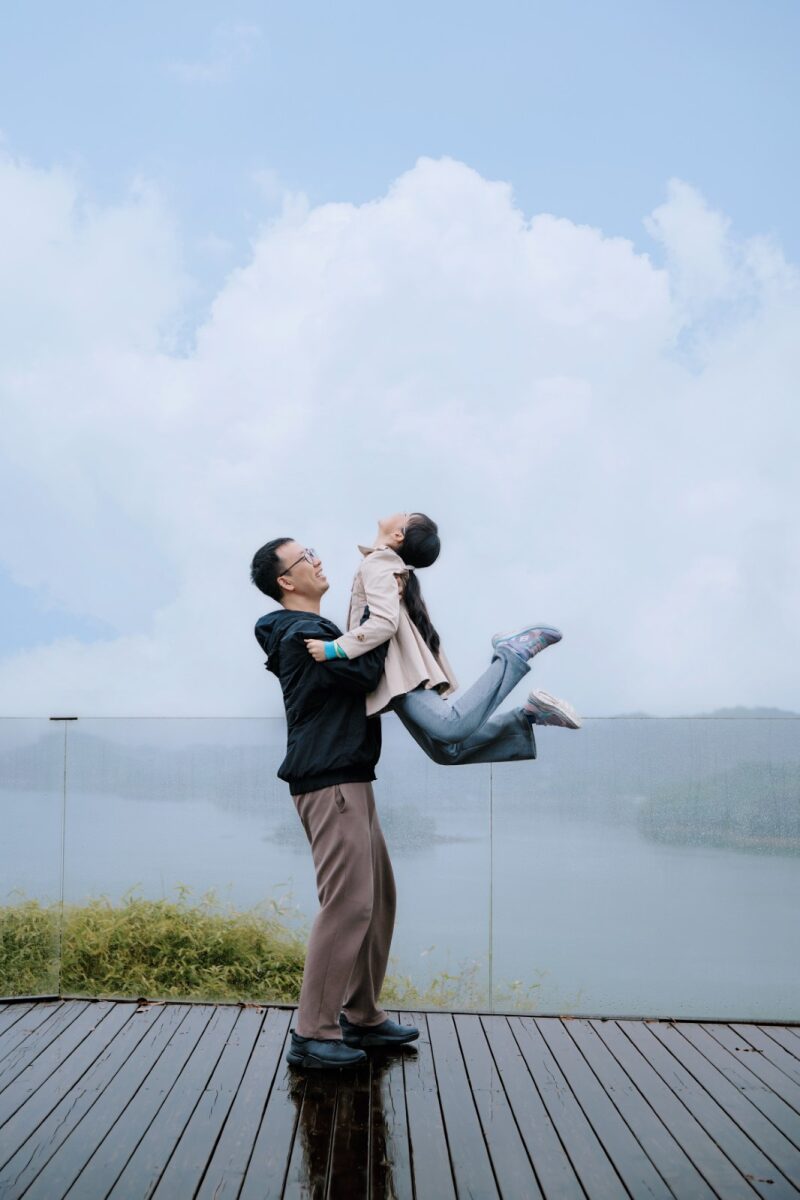 我和悦杉击掌 / Yueshan and I high-fiving