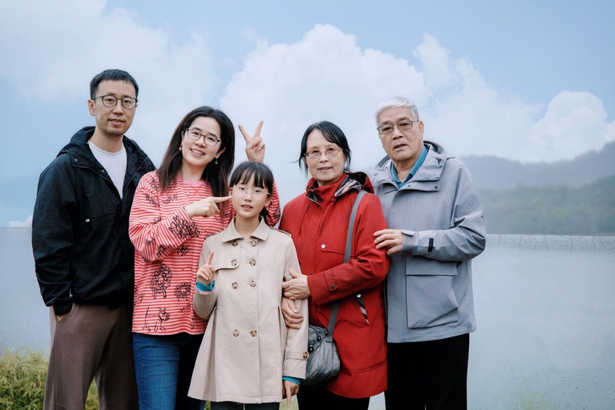 一家五口合家福 / Family of five — the group portrait