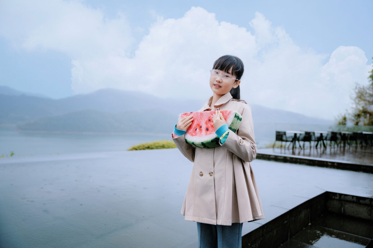 悦杉抱着西瓜抱枕 / Yueshan hugging a watermelon pillow