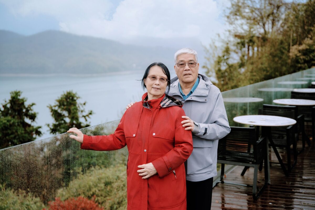 爸爸妈妈的合影 / Grandparents portrait at the terrace
