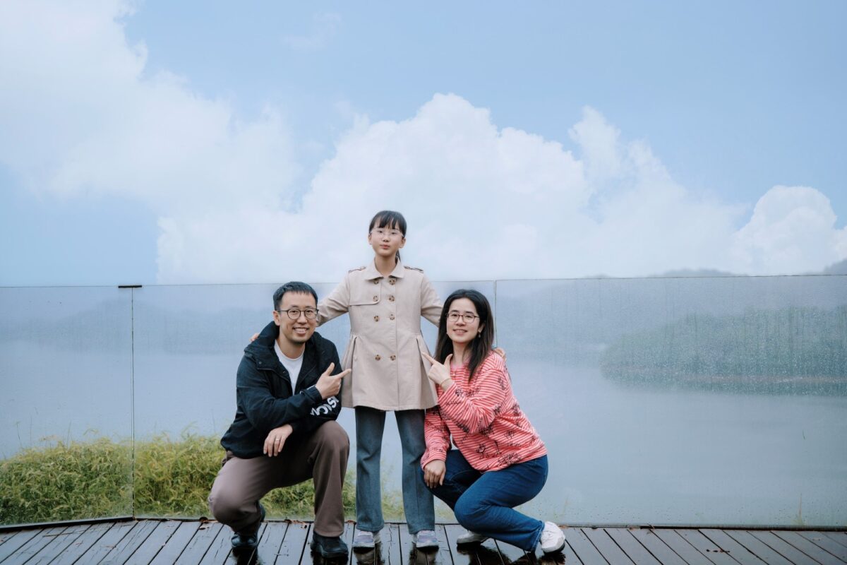 我们一家三口蹲在泳池边 / The three of us crouching by the pool