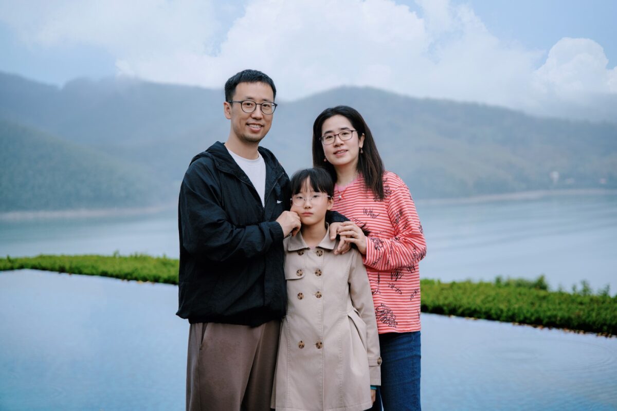 一家三口站立全家福 / The three of us — standing family portrait