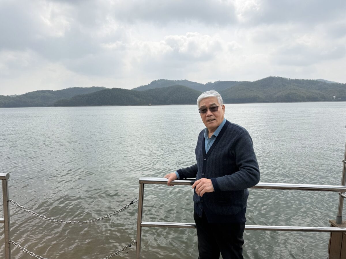 爸爸独自在栏杆前望着天目湖 / Dad alone at the railing, watching the lake