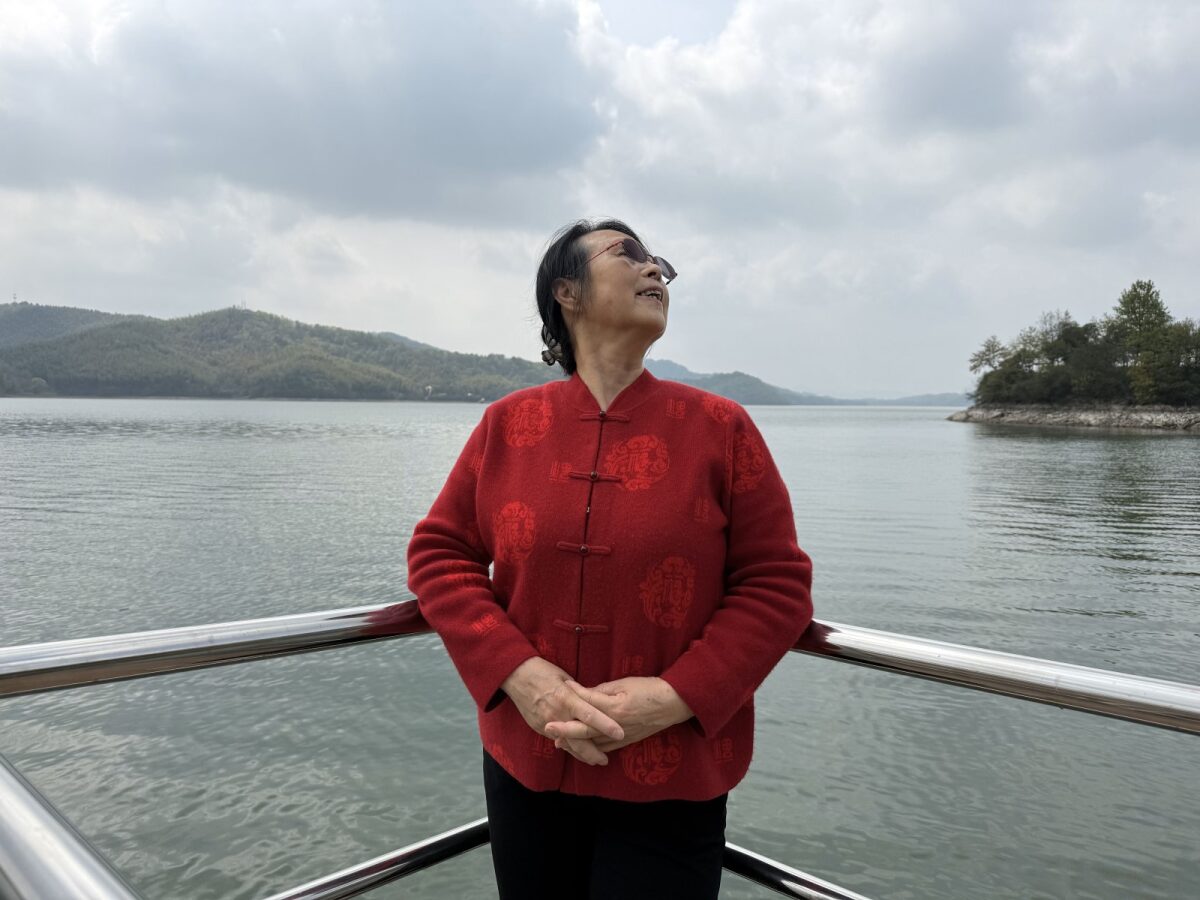 妈妈抬头看天 / Mom looking up at the sky