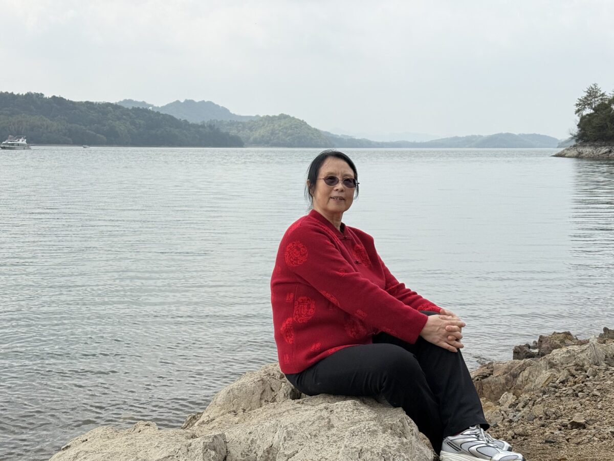 妈妈坐在湖边的大石头上 / Mom sitting on a rock by the lake