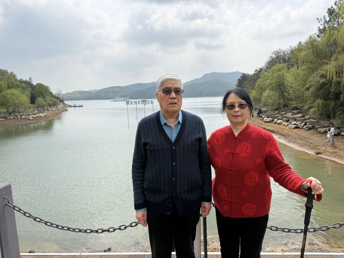 爸妈在湖边栏杆旁合影 / Parents at the chain-fence lookout on Tianmu Lake