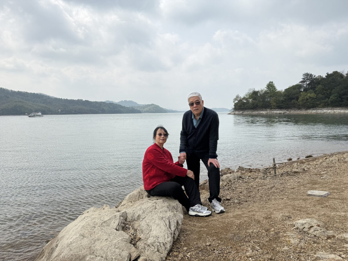 爸妈在天目湖边的大石头上 / Parents together on the rocks by Tianmu Lake