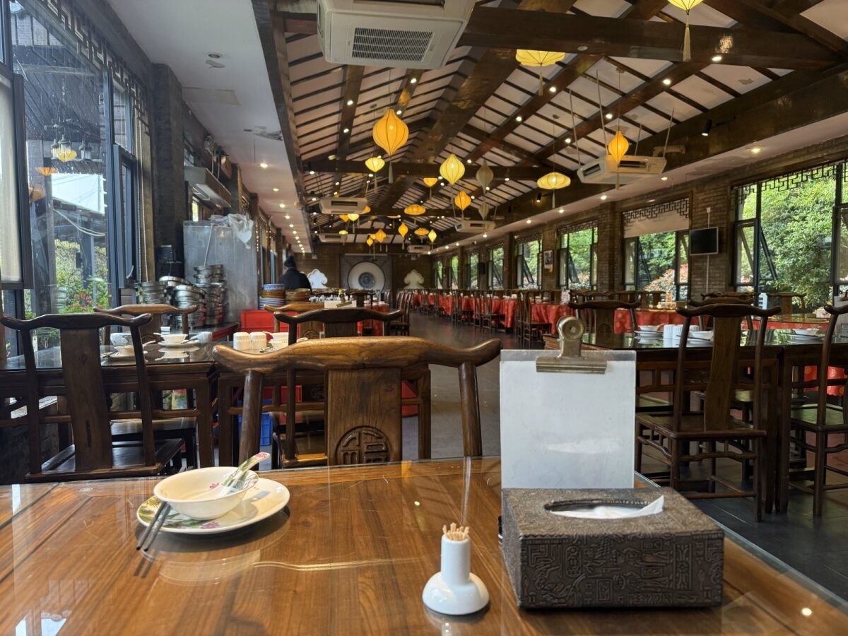 姥山岛附近的湖边餐馆 / Lakeside restaurant near Gushan Island