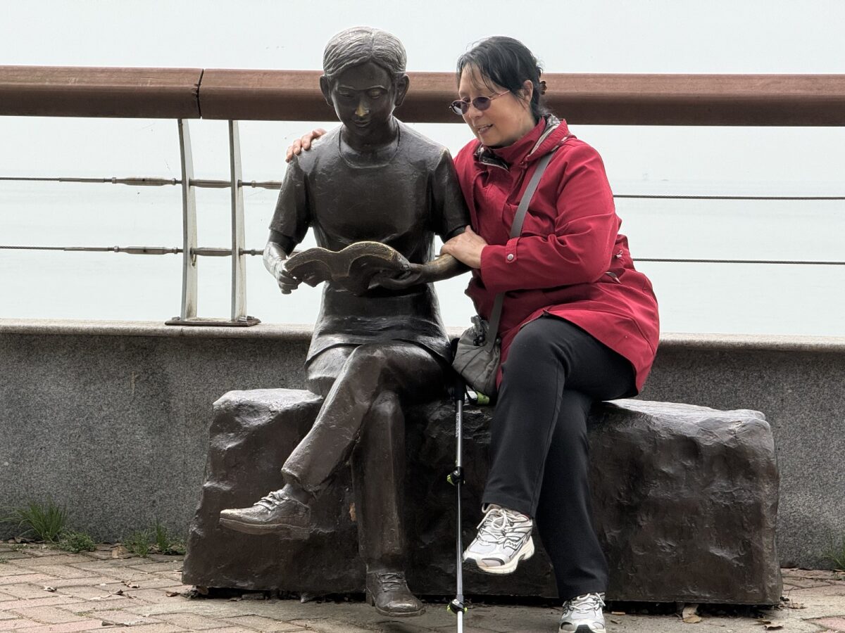 妈妈和铜雕少年并肩而坐 / Mom sitting next to the bronze reader, shoulder to shoulder