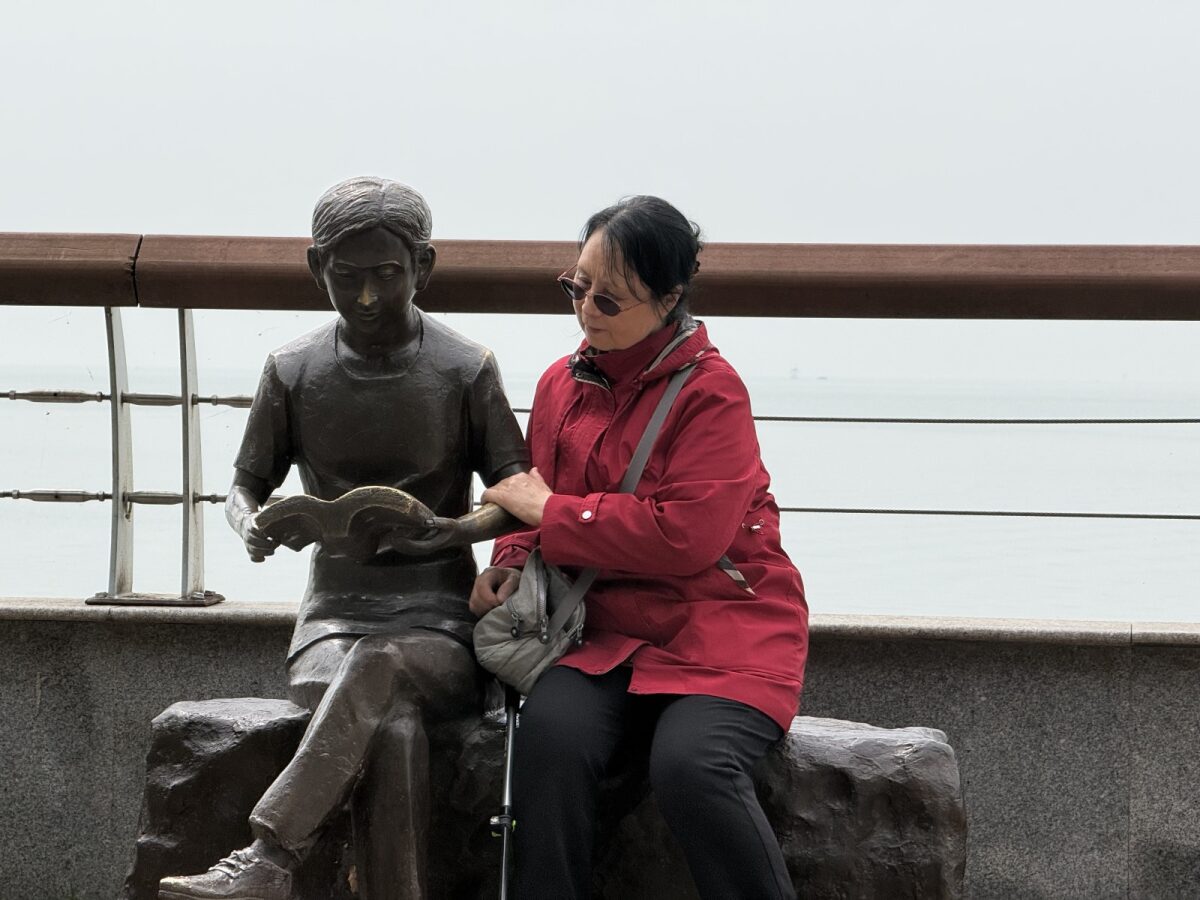妈妈和看书的铜雕少年 / Mom with the bronze reading statue — asking what he's reading