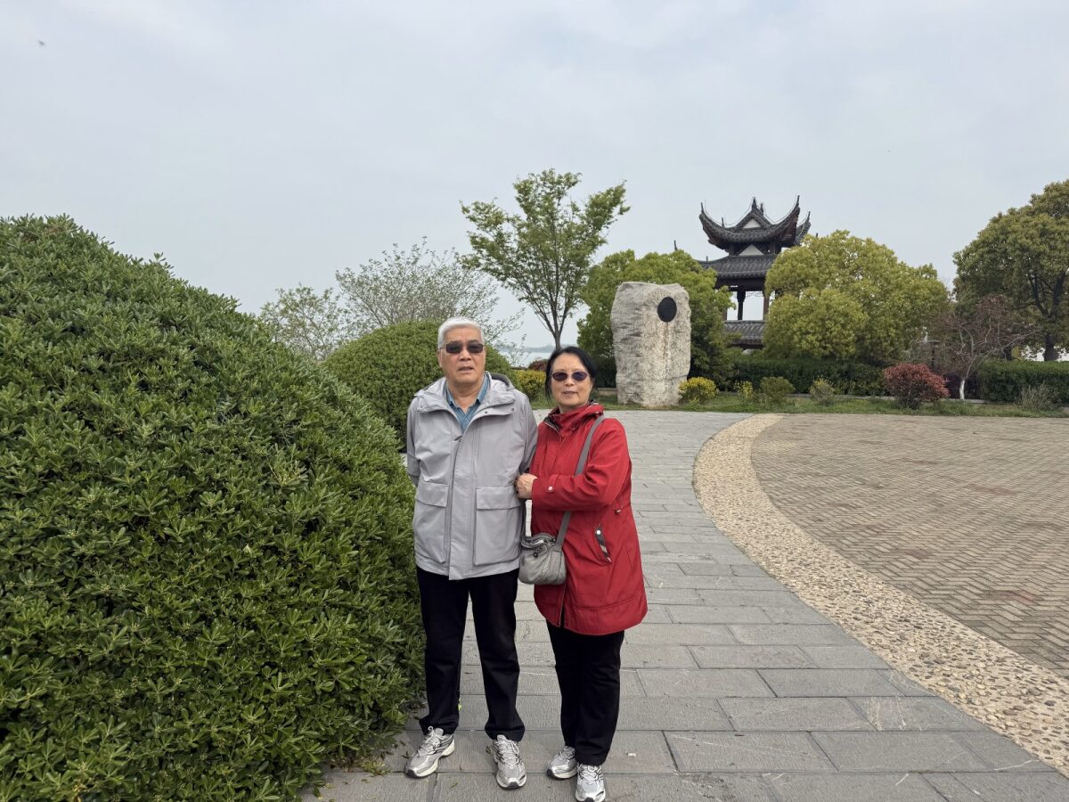 爸妈在亭子和石碑前 / Parents by the pavilion and rock monument