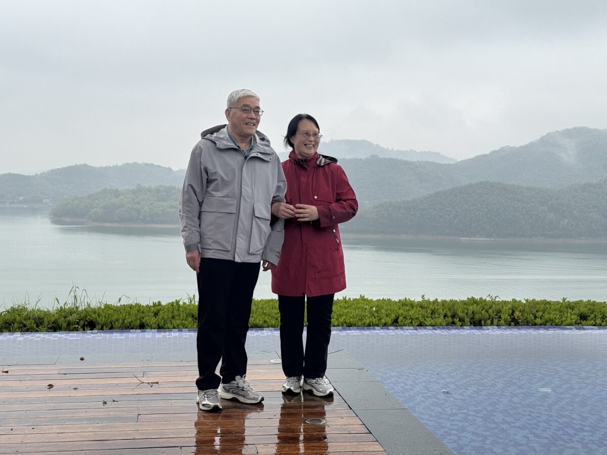 爸爸妈妈在泳池边自然地笑着 / Parents on the pool deck, the most natural smiles