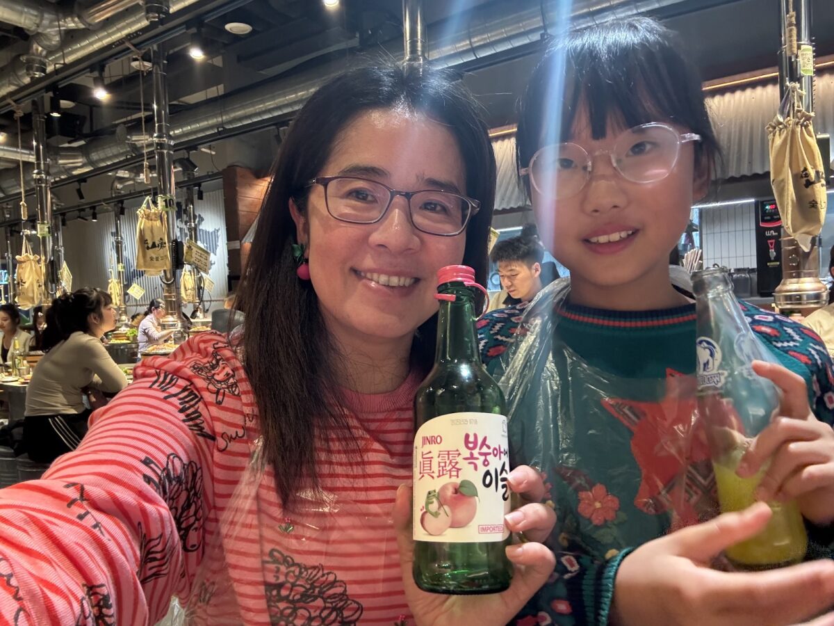 艳辉和悦杉在沈阳庆祝金奖 / Yanhui and Yueshan celebrating the gold medal in Shenyang